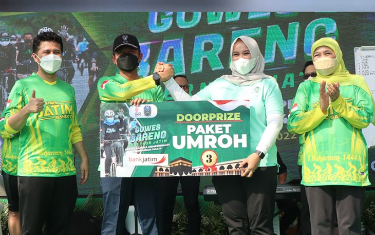 Penyerahan hadiah utama Paket Umrah