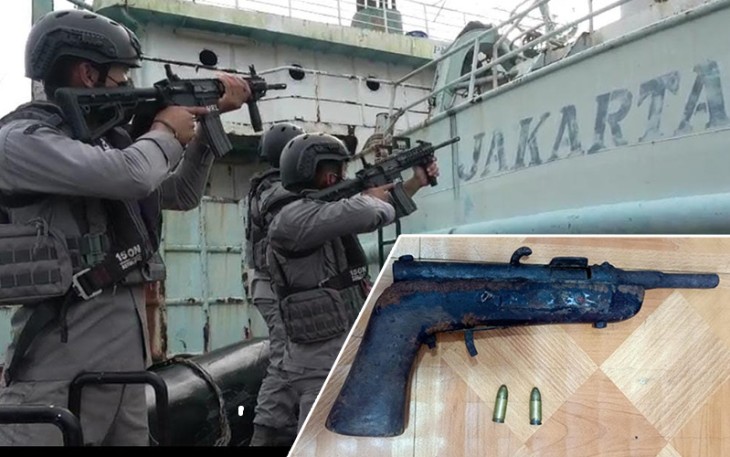 Tim VBSS saat melakukan pemeriksaan dan menemukan barang bukti. 