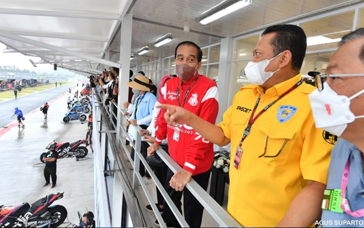 Ketua MPR RI Bambang Soesatyo saat bercengkrama dengan Presiden RI Joko Widodo di Tribun Sirkuit Mandalika, Minggu (20/03).