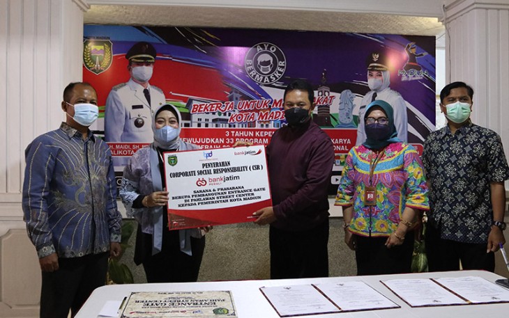 Penyerahan CSR secara simbolis kepada Pemkot Madiun