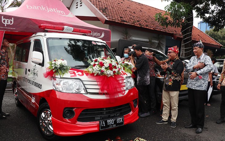 Penyerahan bantuan Corporate Social Responsibility (CSR) Bank Jatim Peduli berupa 1 Unit Mobil Ambulance kepada Pemerintah Kabupaten Situbondo (29/12/2022).