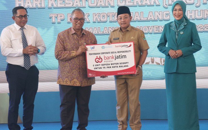 Bank Jatim saat Serahkan CSR ke Pemkot Malang secara simbolis