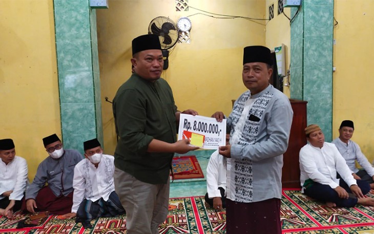 Bupati Seluma Erwin Octavian saat memberikan bantuan secara simbolis ke pengurus Masjid Raudhatul Jannah Kelurahan Masmambang, Kecamatan Talo, Kabupaten Seluma, Sabtu (09/04/2022).