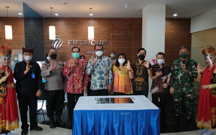Human Capital, General Support, and Corporate Communication Director FIFGROUP, Esther Sri Harjati (tengah kanan) dan Operation Director FIFGROUP, Setia Budi Tarigan (tengah kiri) berfoto bersama Komisi 4 DPRD Kab. Banyuwangi dari Fraksi PDIP Heksa Soedarmadi, SH (keempat dari kiri), Kepala Kepolisian Sektor Kota, AKP. Kusmin (ketiga dari kiri), Kepala Kecamatan Banyuwangi, Drs. Danisworo (kedua dari kiri), Jatim Area 2 Department Head, Firman Yulianto (keempat dari kanan), Kepala Cabang FIFGROUP Banyuwangi