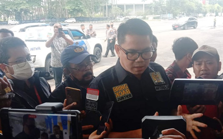  Anggota Komisi III DPR RI Arteria Dahlan saat berkunjung di Stadion Kanjuruhan Kabupaten Malang, Kamis (13/10/2022). 