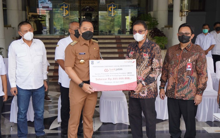 Direktur TI dan Operasi Bank Jatim, Tonny Prasetyo, saat menyerahkan CSR secara simbolis kepada Wali Kota Surabaya Eri Cahyadi