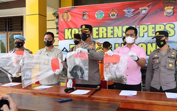 Polres Lebong Polda Bengkulu siang kemarin Kamis (28/04) saat menggelar konferensi pers terkait keberhasilan pengungkapan kasus pembunuhan sadis di Desa Tik Kuto Kecamatan Rimbo Pengadang. 