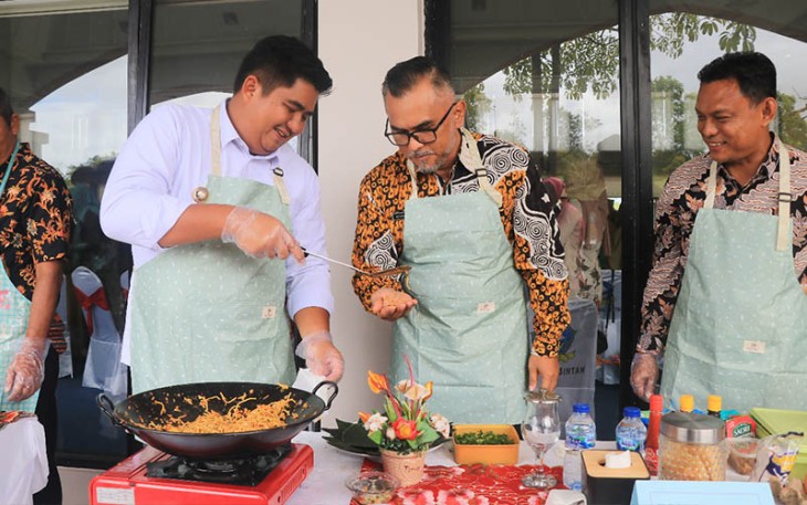 Bupati Bintan saat Jadi Koki Masak Mie Goreng 