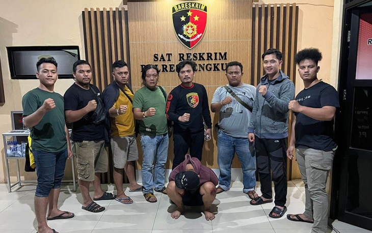 Tersangka (jongkok diborgol) saat diamankan