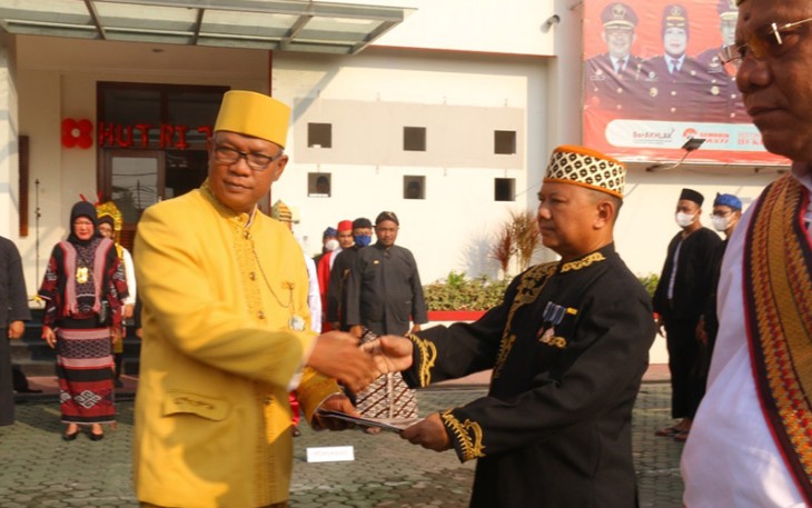 Kepala Kantor Wilayah Kementerian Hukum dan HAM Banten Tejo Harwanto saat menyerahkan Piagam Penghargaan Satyalancana Karya Satya X, XX, dan XXX Tahun Kepada Pegawai di Lingkungan Kantor Wilayah Kementerian Hukum dan HAM Banten, Rabu (17/08/2022).