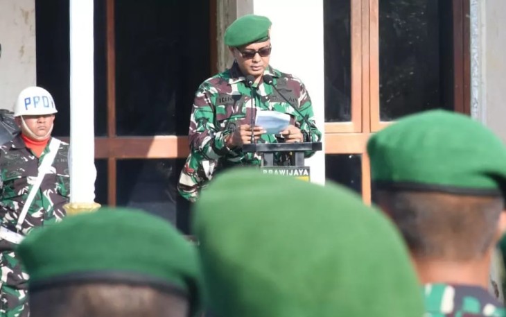 Dandenkesyah Madiun Letkol Ckm Ibnu Sina yang bertindak sebagai Irup saat membacakan amanat dari Pangdam VBrawijaya Mayjen TNI Nurchahyanto.