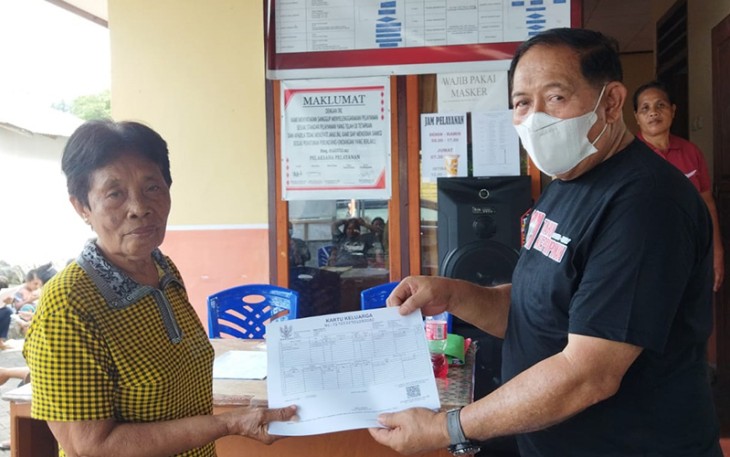 Kadis Kependudukan dan pencatatan sipil saat menyerahkan KK salah satu warga pada saat melaksanakan manuver Jebol Adminduk.