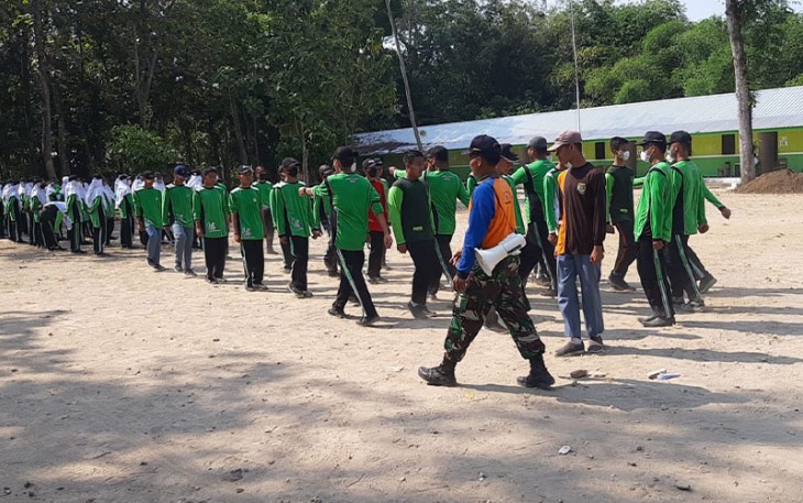 Babinsa Kodim 0802/Ponorogo saat Latih PBB Para Santri