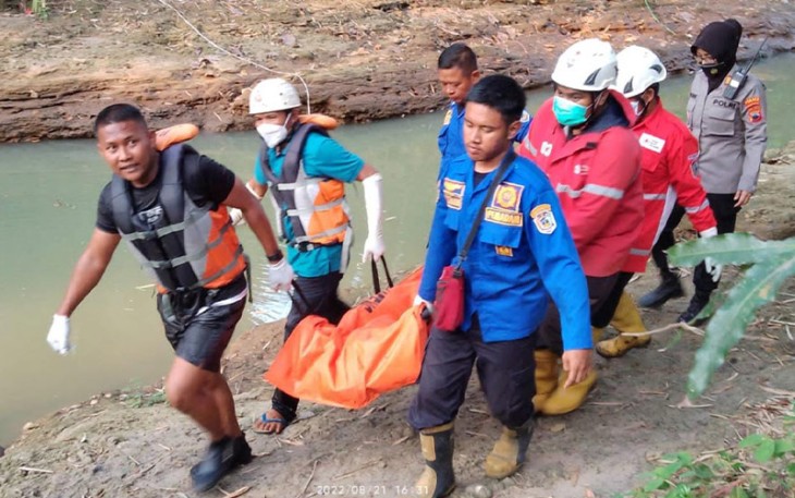Sejumlah relawan melakukan evakuasi jenazah Ngadiman yang ditemukan terikat dan mengapung di sungai Siwaluh, Minggu (21/8/2022) sore. (Foto : Istimewa)