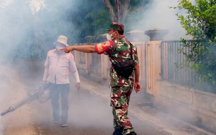 Babinsa Koramil Wungu saat dampingi Tim Kesehatan Lakukan Fogging 