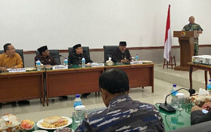 Pemprov Sumbar menggelar Rapat Forkopimda terkait sinergitas dan antisipasi potensi kerawanan tahapan pemilihan serentak 2024 di Ruang Rapat Makorem 032 Wirabraja.