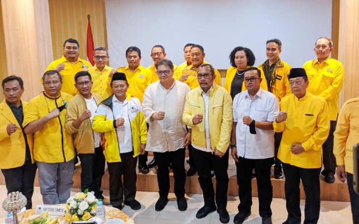 Ketua Umum DPP Partai Golkar Airlangga Hartarto saat memberikan arahan singkat kepada 38 ketua Golkar Kabupaten/Kota di kantor Golkar Jalan A. Yani Surabaya, Selasa (14/9/2022) malam.