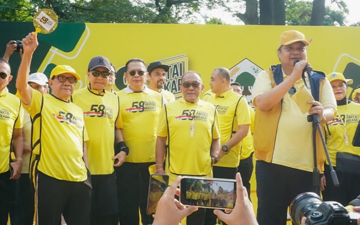 Bamsoet (tengah) saat mengikuti acara Jalan Sehat HUT Partai Golkar ke-58 bersama Ketua Umum Partai Golkar Airlangga Hartarto, di kawasan Gelora Bung Karno Senayan, Minggu (16/10/22).