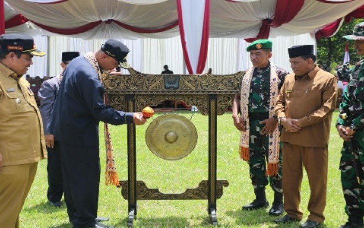 Gubernur Sumbar Mahyeldi saat berada di Lapangan Bola INS Kayu Tanam, Kabupaten Padang Pariaman.