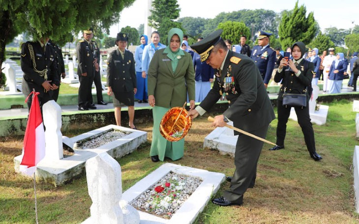  Pangdam I/BB saat tabur bunga Ziarah Nasional ke Taman Makam Pahlawan Bukit Barisan
