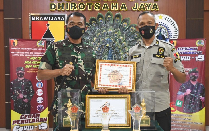 Mayor Arm Nurwahyu Sujatmiko (kanan)