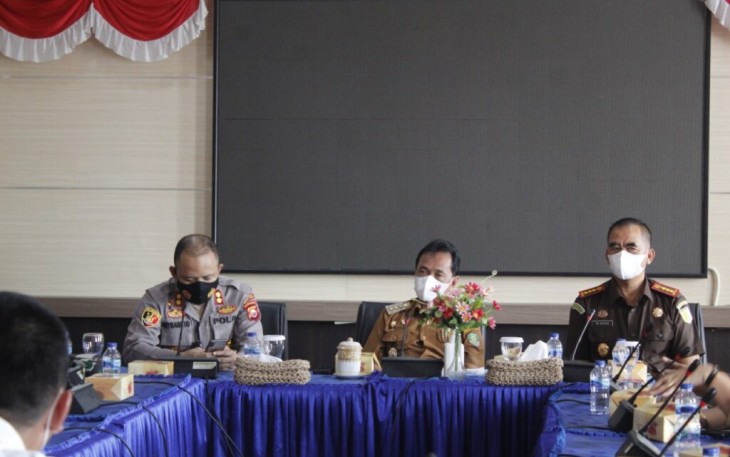 Pemda Kabupaten Bengkulu Tengah bersama Forum Koordinasi Pimpinan Daerah (Forkopimda) rapat terkait dengan percepatan vaksinasi covid 19 usia 6 sampai 11 tahun maupun penyelesaian dosis 2 secara umum serta rencana pelaksanaan booster