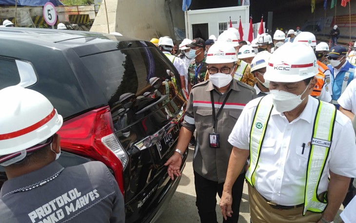 Menko Marves Luhut Binsar Pandjaitan, saat meninjau lokasi terowongan KCIC di Purwakarta