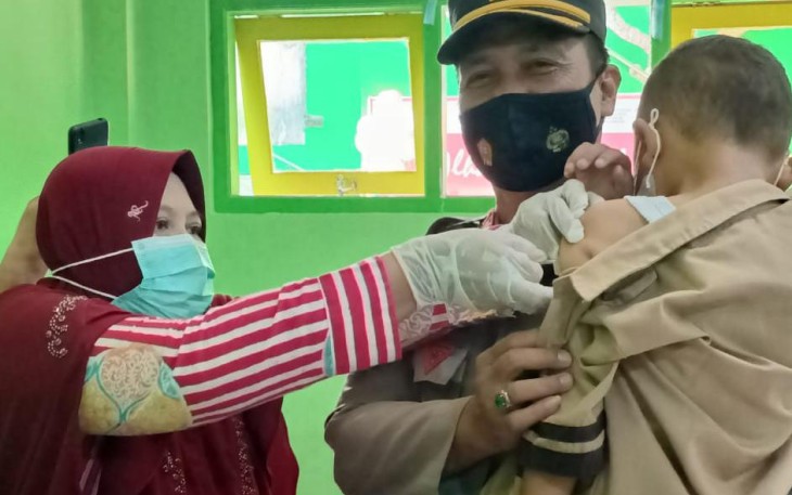 Takut Jarum Suntik, Pelajar SD Minta Digendong Polisi Saat Vaksin