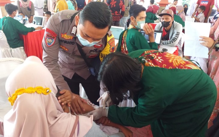 Polsek Patean tinjau langsung pelaksanaan vaksinasi di SD Negeri Selo, SD Negeri 1, 2 dan 3 Curugsewu dan MI NU 25 Curugsewu