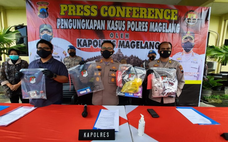 Konferensi Pers dipimpin Kapolres Magelang, AKBP Mochammad Sajarod, didampingi Kasatreskrim Magelang AKP M. Alfan Armin dan Kasi Humas AKP Abdul Muthohir.