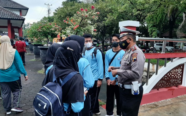  Sat Lantas Pekalongan Kota Ingatkan Disiplin Menggunakan Masker 