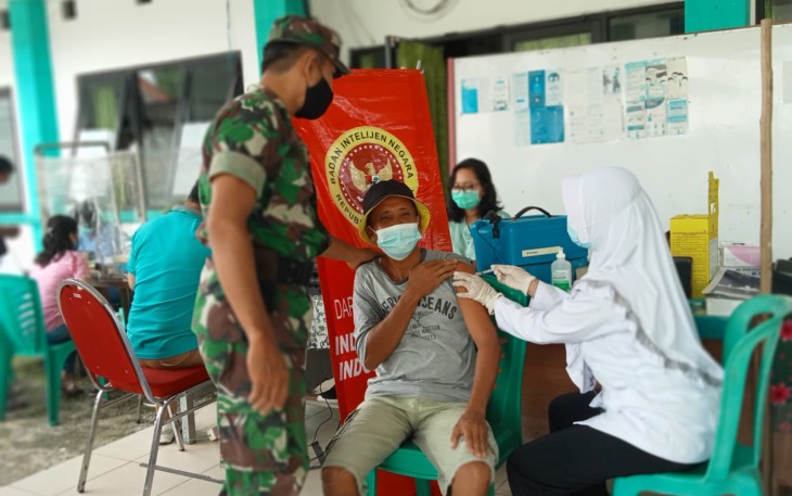 erma Bahtiar Rifa'i, memantau langsung kegiatan serbuan vaksinasi di wilayah binaan