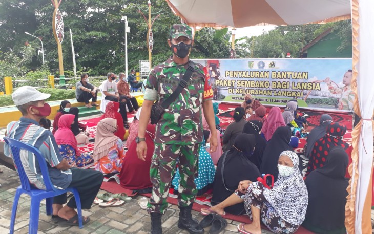 Babinsa Pahandut Dampingi Penyaluran 150 Paket Sembako untuk Lansia