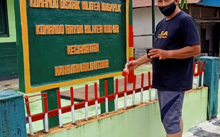Komandan Koramil 1016-08/Kahut Letda Inf Adi Sulistyo melakukan perbaikan pangkalan secara bertahap