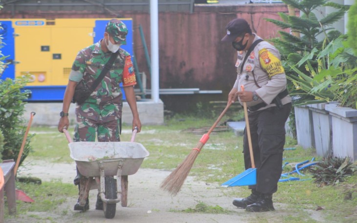 Sinergitas TNI-Polri Palangka Raya dalam melaksanakan pembersihan tempat ibadah umat Kristiani 