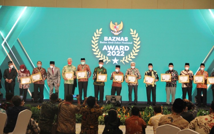 Foto bersama Asisten III Setda, Gotri Suyanto, usai menerima penghargaan Baznas Award 2022 untuk Gubernur Bengkulu 