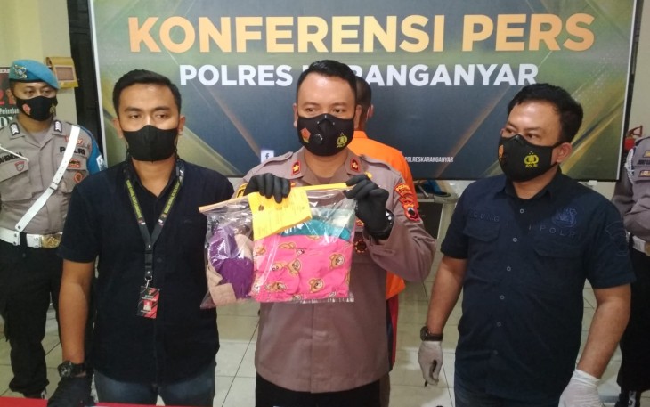  Wakapolres Karanganyar Kompol Purbo Adjar Waskito menunjukkan barang bukti terkait kasus persetubuhan terhadap anak dibawah umur saat menggelar  konferensi pers di Kantor Satreskrim Polres Karanganyar, Selasa (18/1/2022) siang.