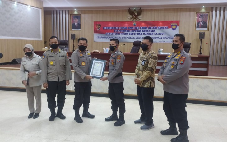 Personil polres Bitung saat serah terima penghargaan kapolri yang di serahkan langsung oleh kapolda sulut