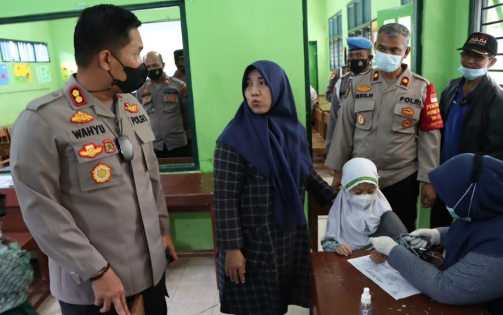 Kapolres Pekalongan Kota Tinjau vaksinasi massal anak di SD MI Nurul Islam Krapyak Lor, Pekalongan Utara