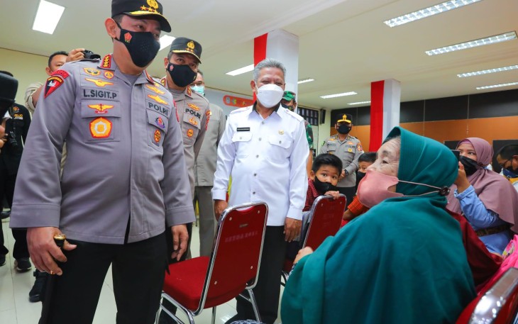 Kapolri Jenderal Listyo Sigit Prabowo meninjau langsung vaksinasi serentak se-Indonesia 