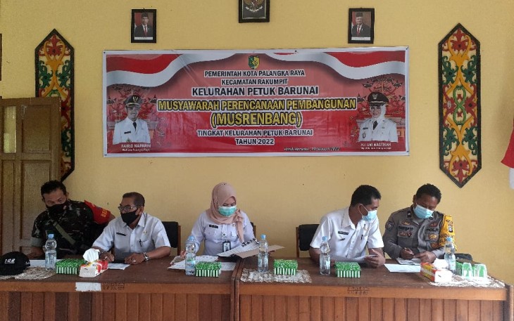 Musrenbang Tahun 2022 tingkat Kelurahan di aula Kantor Kelurahan Petuk Barunai Kecamatan Rakumpit Kota Palangka Raya, Rabu (19/1/2022)