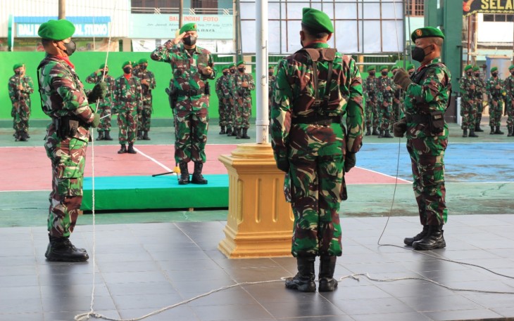 Upacara pengibaran Bendera Merah Putih perdana di tengah pandemi Covid 19, Senin (24/1/2022), oleh Kodim 1016/Palangka Raya
