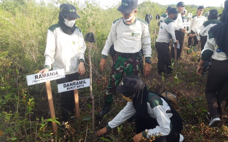 Danramil 1016–02 Bukit Batu, Letda Inf Hairulah, menghadiri penanaman Pohon