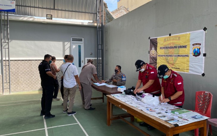 Puluhan Personil Polres Tulungagung dan Polsek jajaran jalani tes urine secara mendadak,,Selasa (25/1/2022) pagi