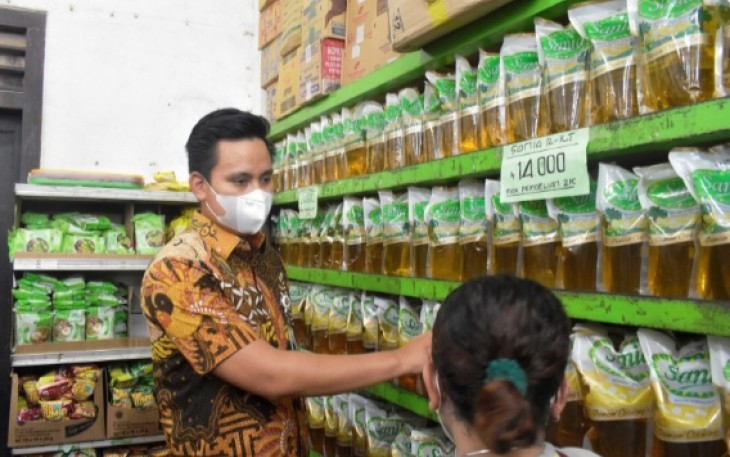 Bupati Kendal Dico M. Ganinduto, saat melakukan sidak harga dan stok minyak goreng di Swalayan Sama Jaya, Weleri