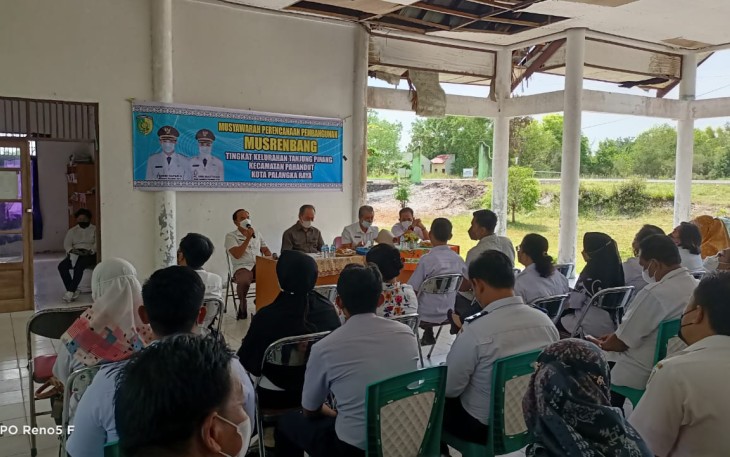 Babinsa Koramil 1016-01/Pahandut Serka Syarifudin menghadiri Musrenbang Tingkat Kelurahan