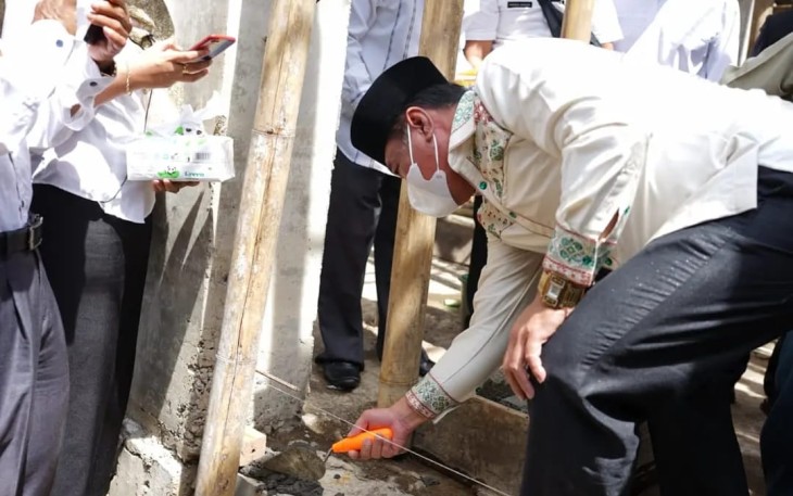 Wagub Bengkulu, Rosjonsyah, saat peletakkan batu pertama pembangunan Masjid Jamik Ibadurrahman desa Simpang Kota Bingin Kecamatan Merigi