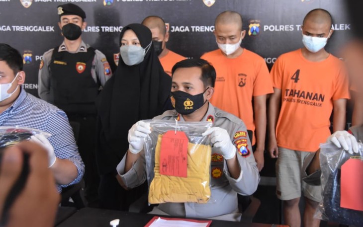 Wakapolres Trenggalek Kompol Heru Dwi Purnomo, S.I.K. menggelar konferensi pers di ruang pelayanan publik terbuka, taman batu, Mapolres Trenggalek. Rabu, (26/1/2022) (Foto : Dok Humas Polres Trenggalek).