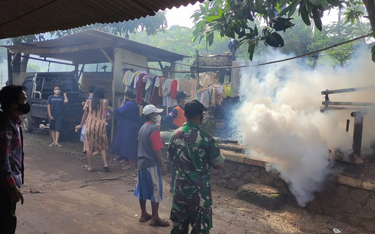 Sosialisasi vaksinasi Covid-19 bagi wali murid, oleh anggota Koramil 09/Blado, Batang