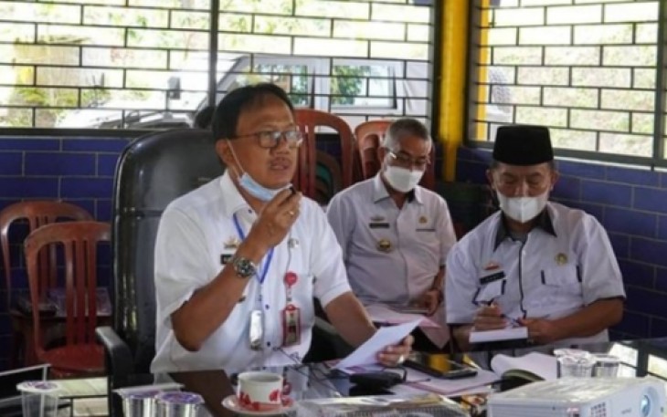 Bupati Pesibar saat mengikuti sosialisasi PTSL Kementerian ATR/BPN secara virtual
